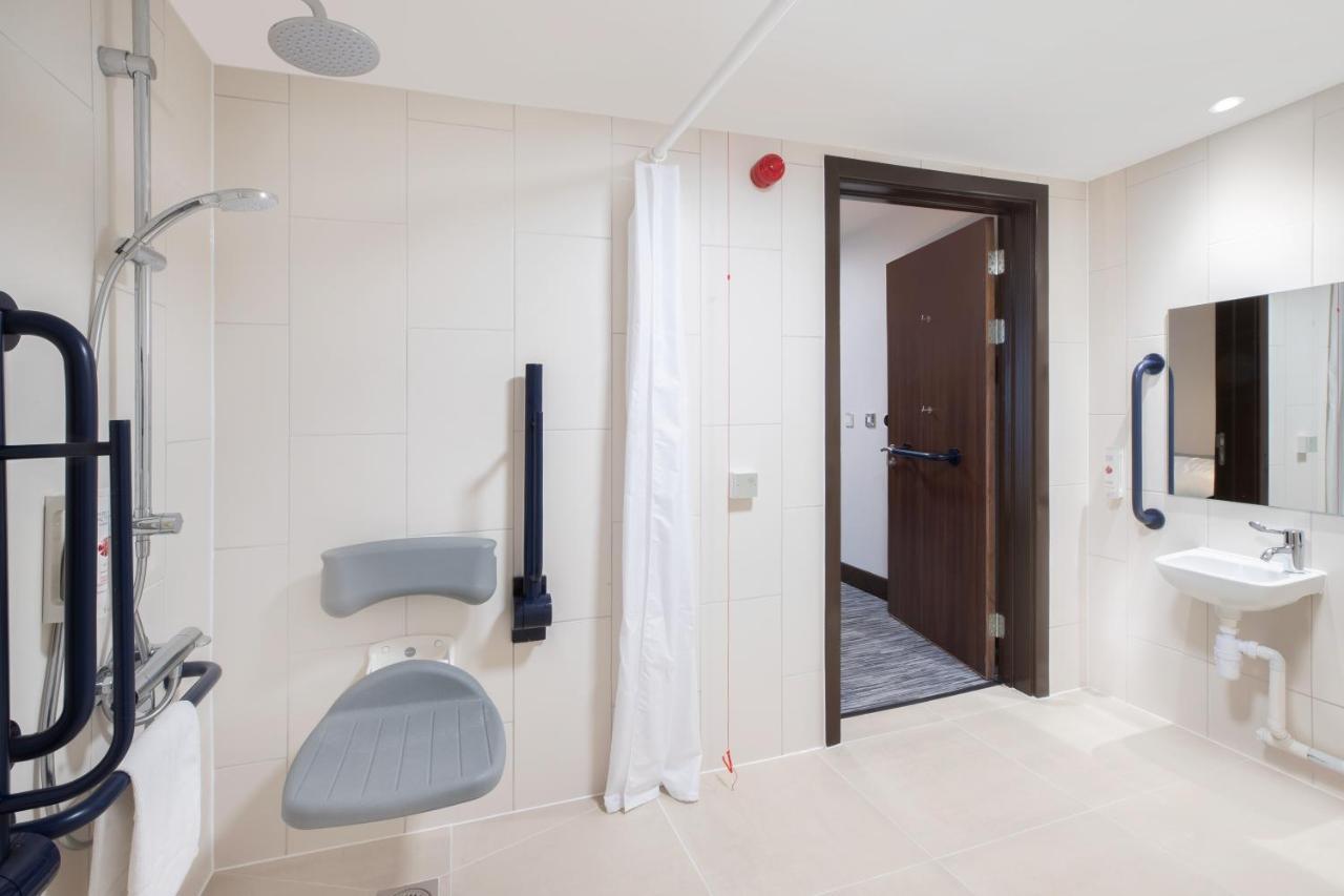 Hotel Ramada By Wyndham Leeds East Extérieur photo