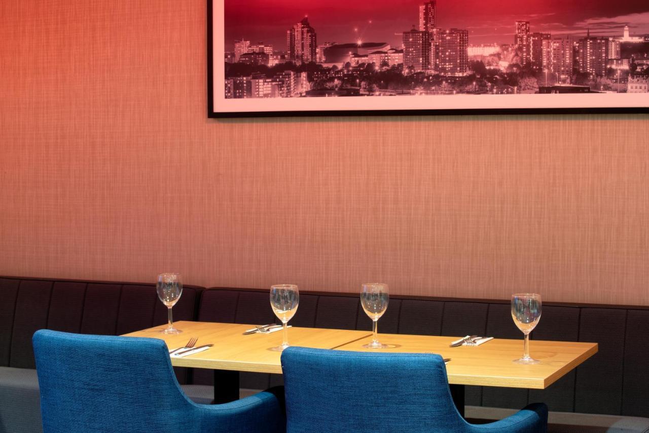 Hotel Ramada By Wyndham Leeds East Extérieur photo