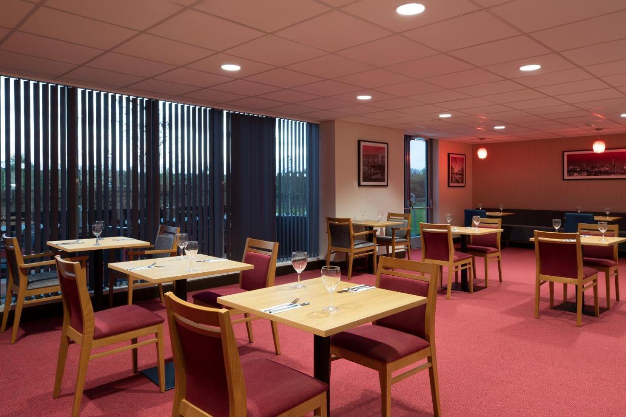 Hotel Ramada By Wyndham Leeds East Extérieur photo