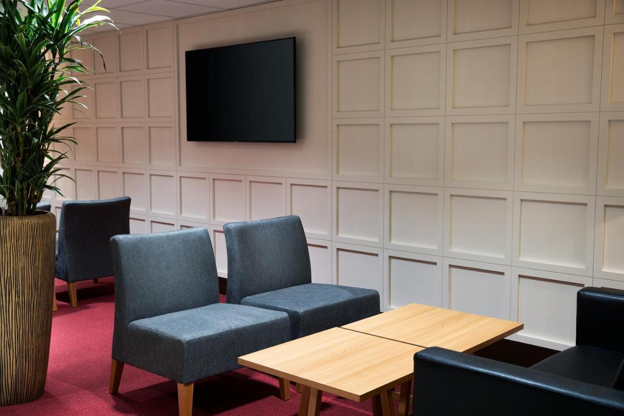 Hotel Ramada By Wyndham Leeds East Extérieur photo