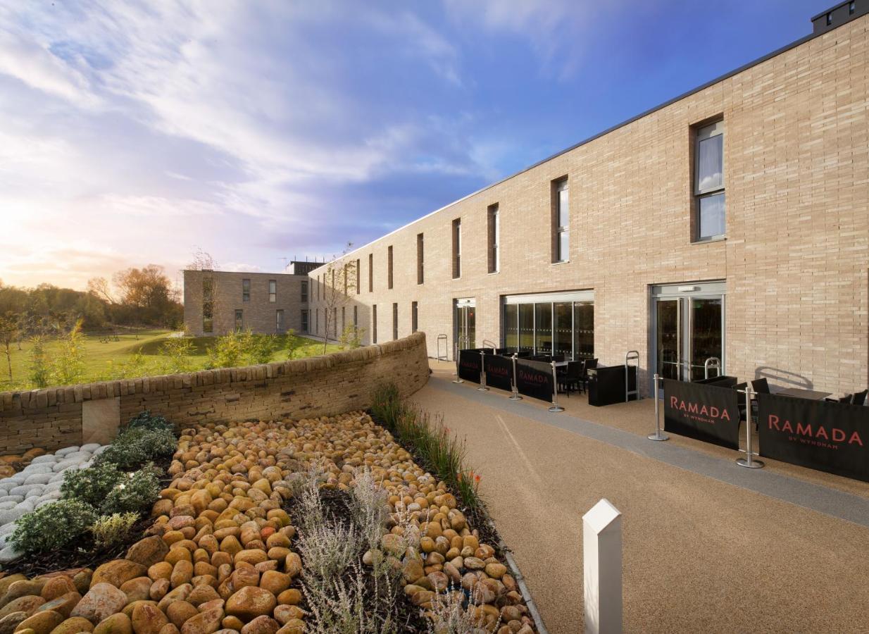 Hotel Ramada By Wyndham Leeds East Extérieur photo
