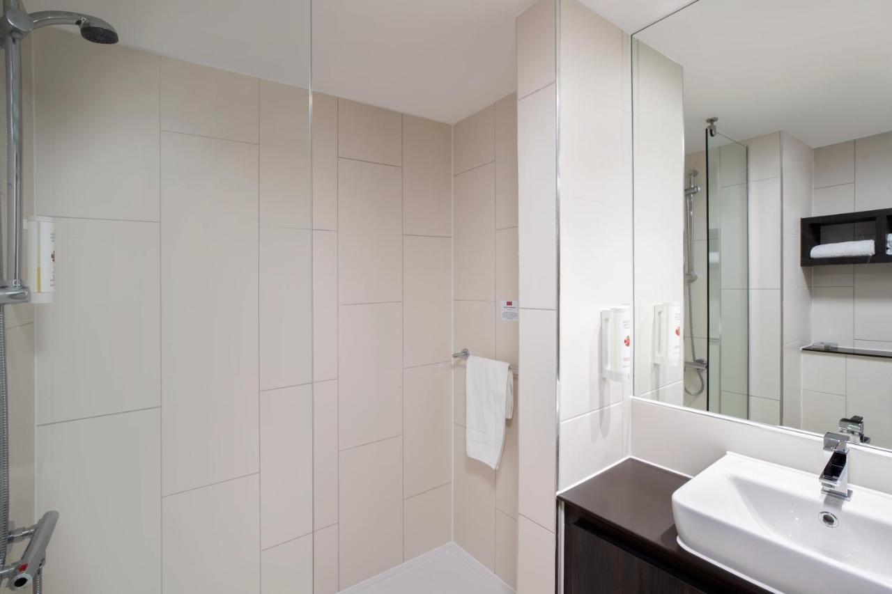 Hotel Ramada By Wyndham Leeds East Extérieur photo