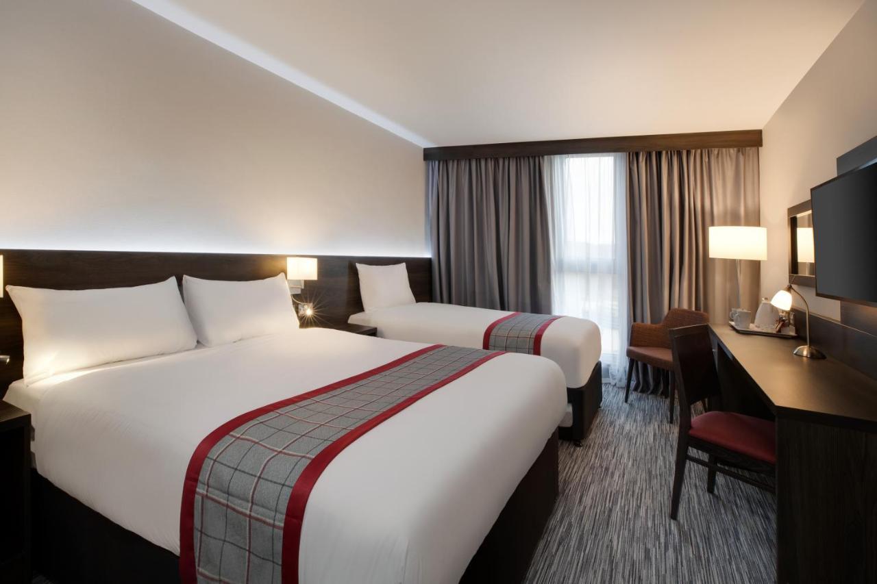 Hotel Ramada By Wyndham Leeds East Extérieur photo