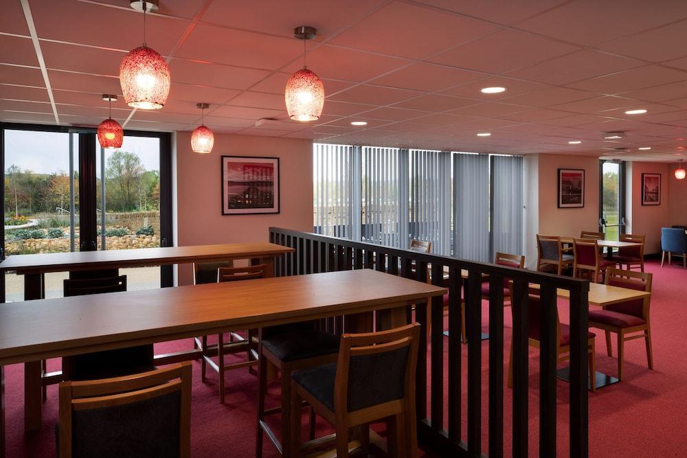 Hotel Ramada By Wyndham Leeds East Extérieur photo