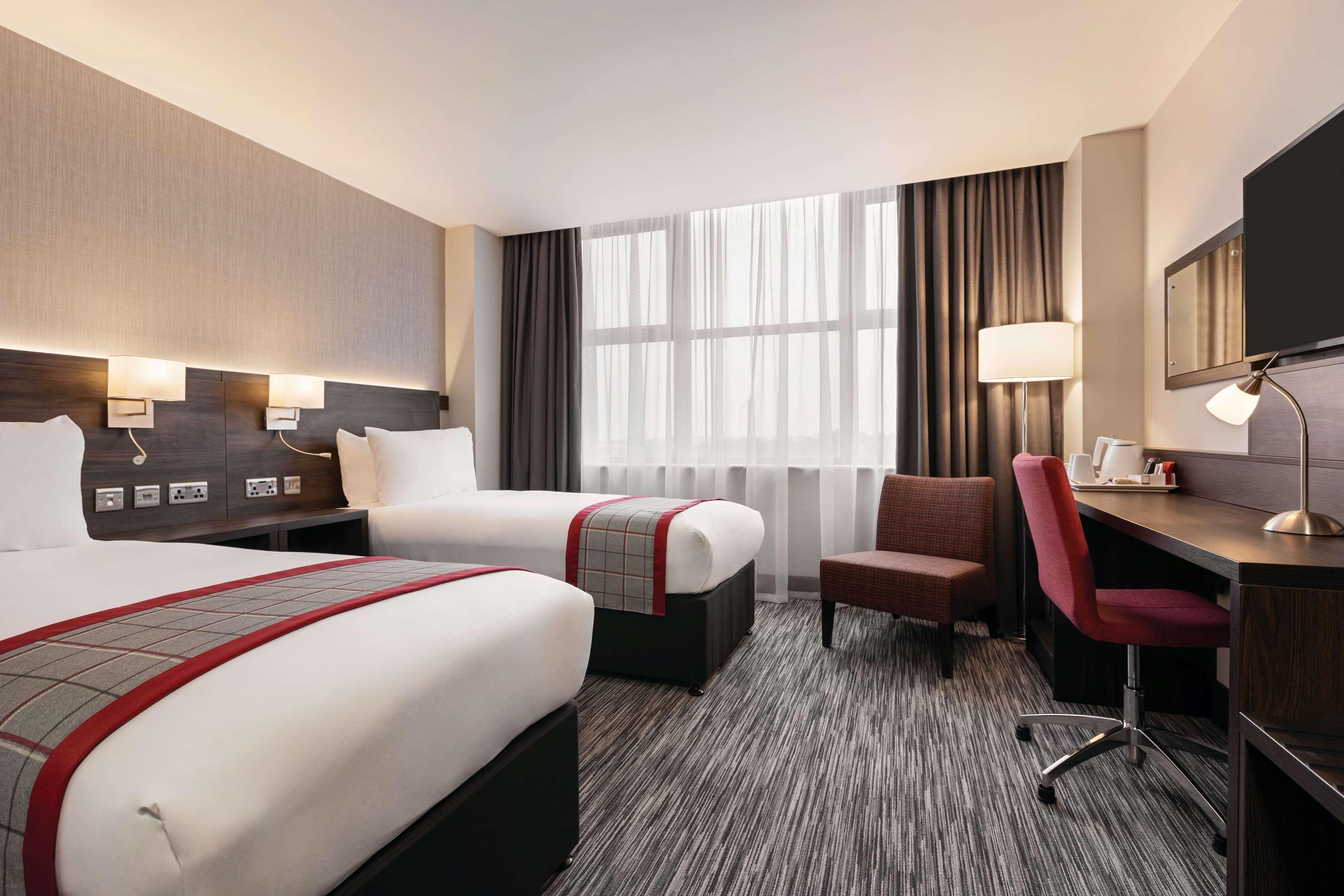 Hotel Ramada By Wyndham Leeds East Extérieur photo