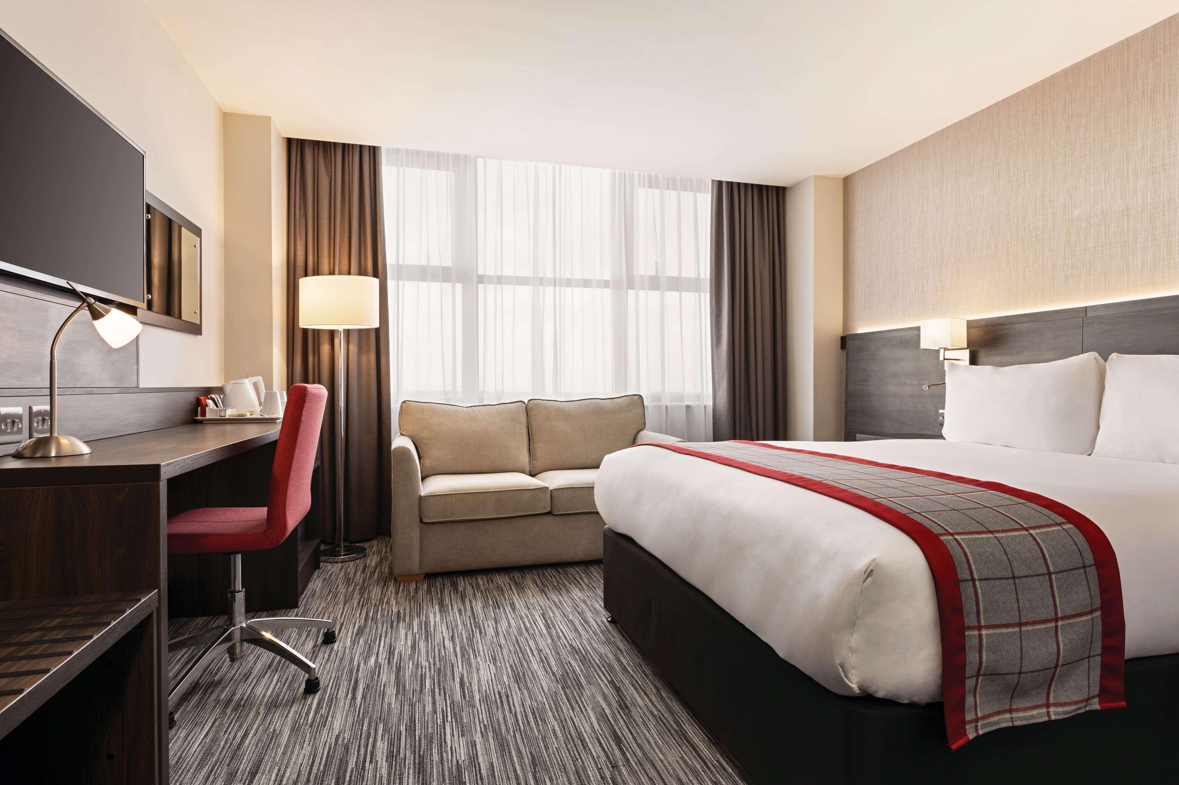 Hotel Ramada By Wyndham Leeds East Extérieur photo