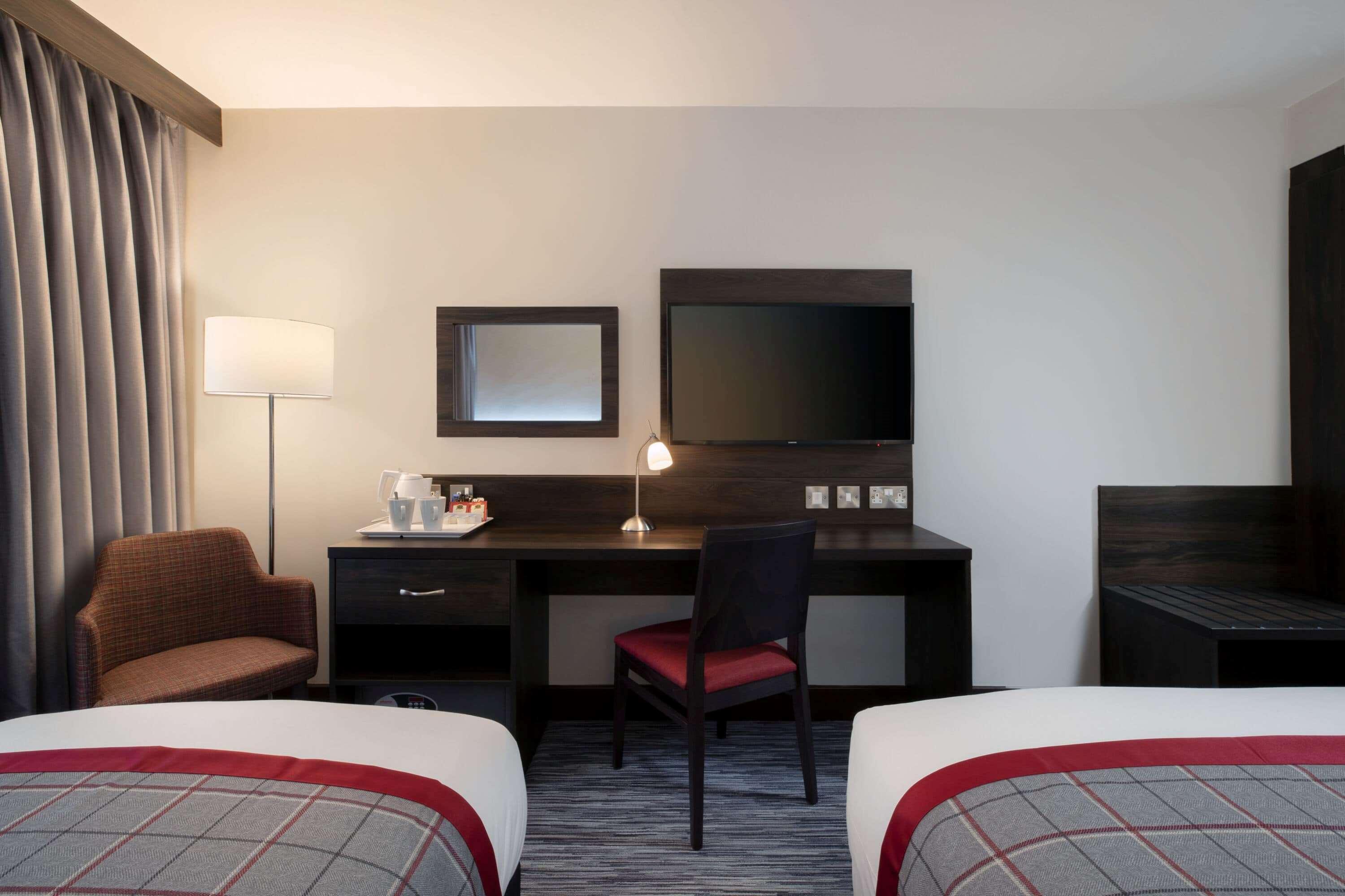 Hotel Ramada By Wyndham Leeds East Extérieur photo