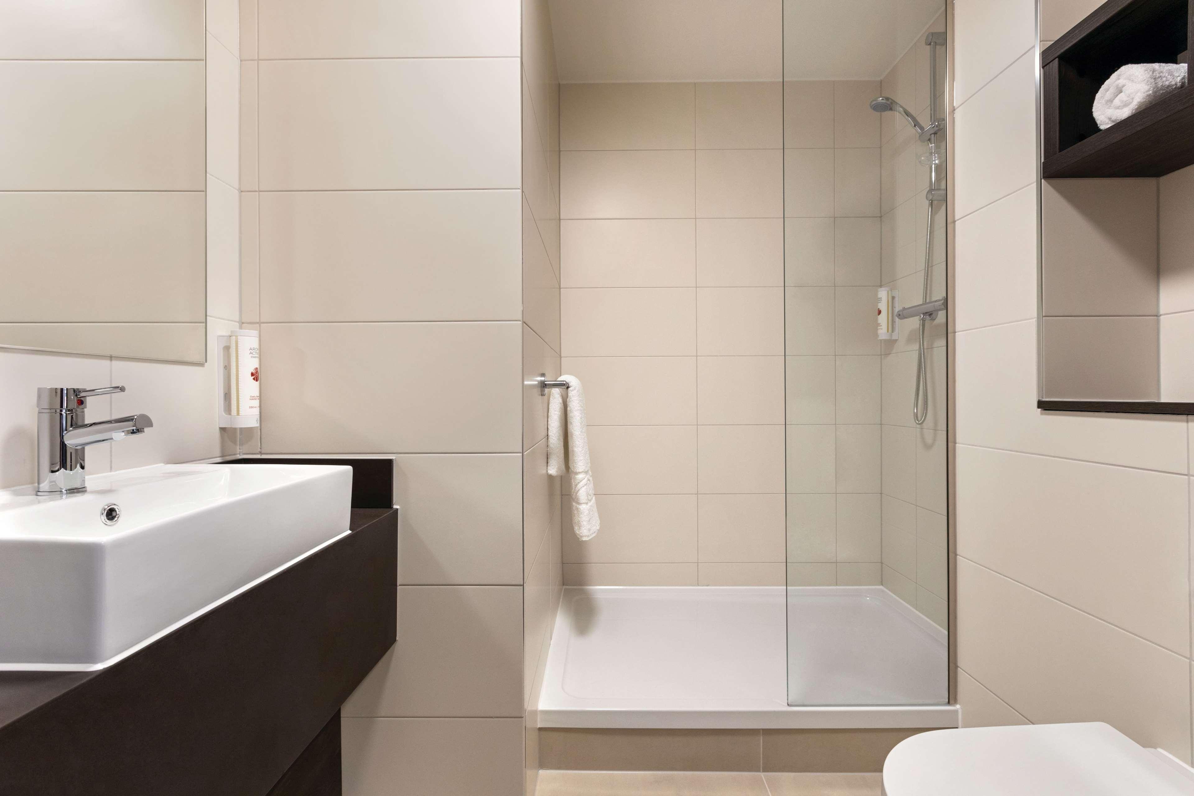 Hotel Ramada By Wyndham Leeds East Extérieur photo
