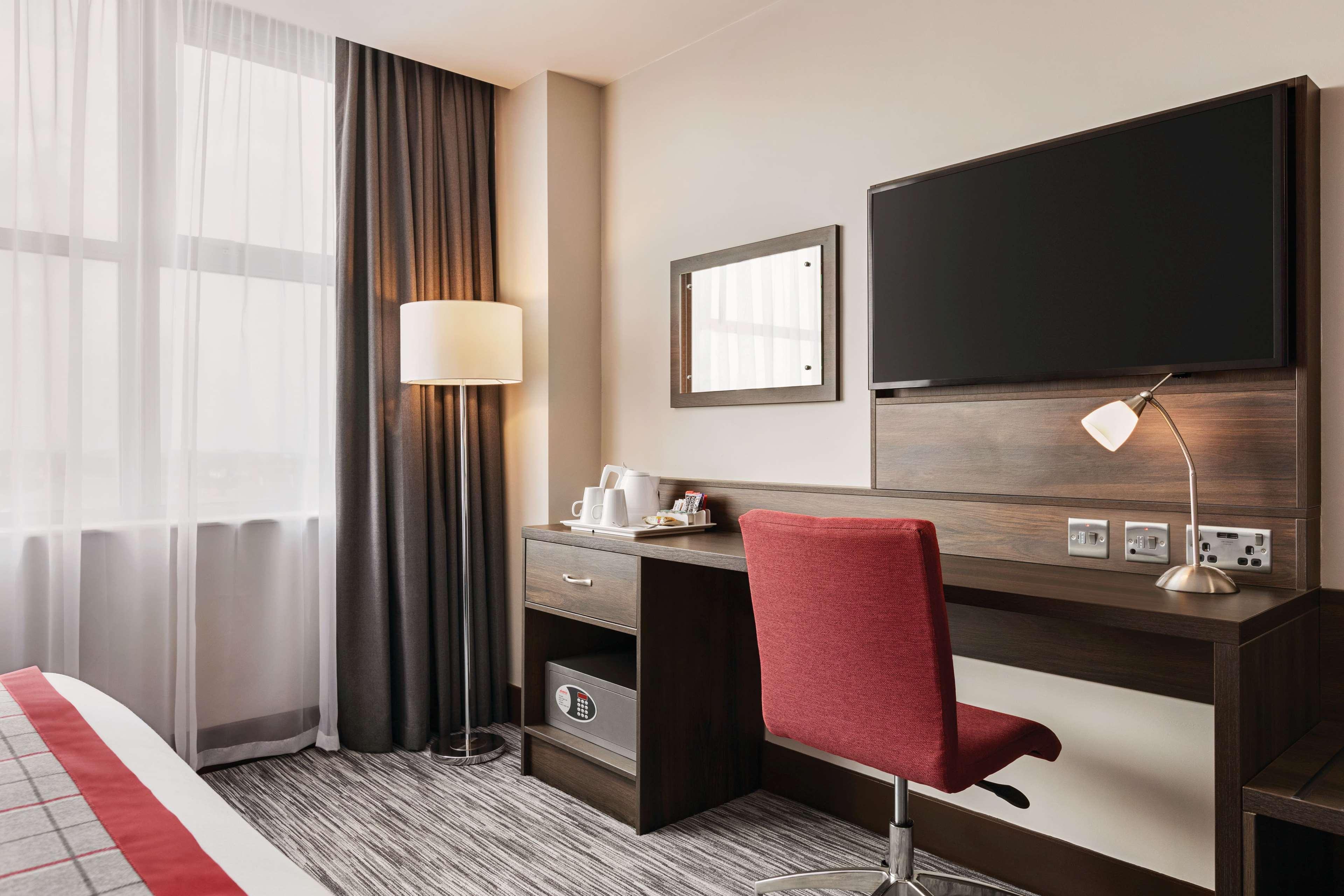 Hotel Ramada By Wyndham Leeds East Extérieur photo